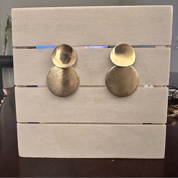 Circle round dangle lightweight drop earrings classic gold tone pierced - Picture 2 of 5